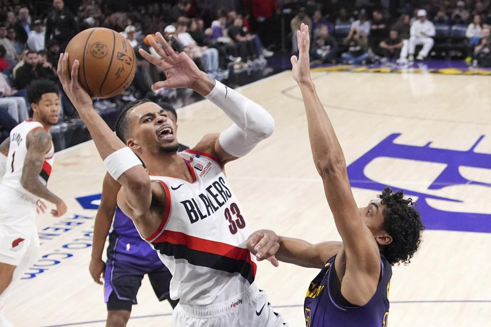 上表现得异 上表现得异